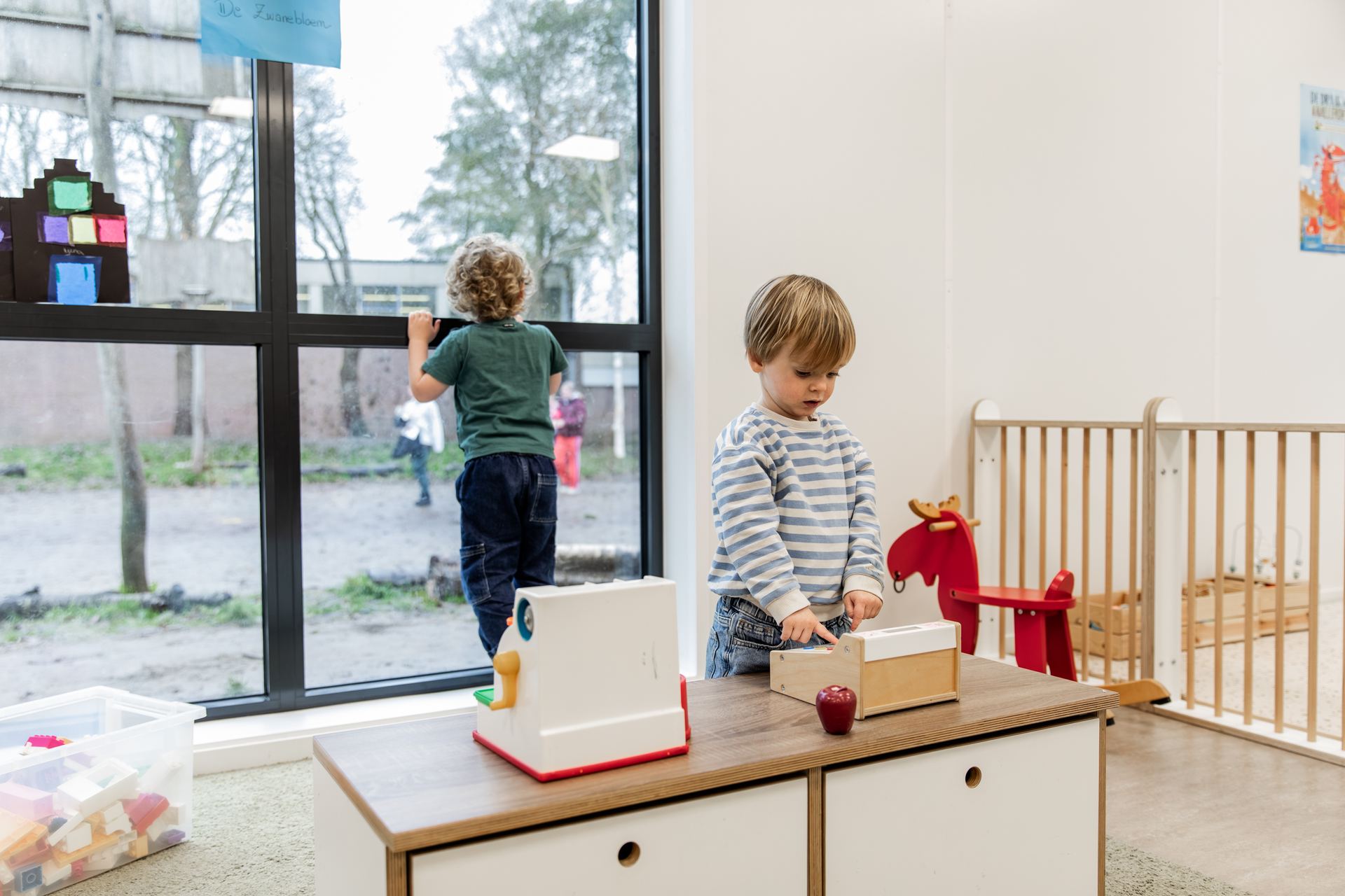 Twee dreumesen spelen samen op het kinderdagverblijf