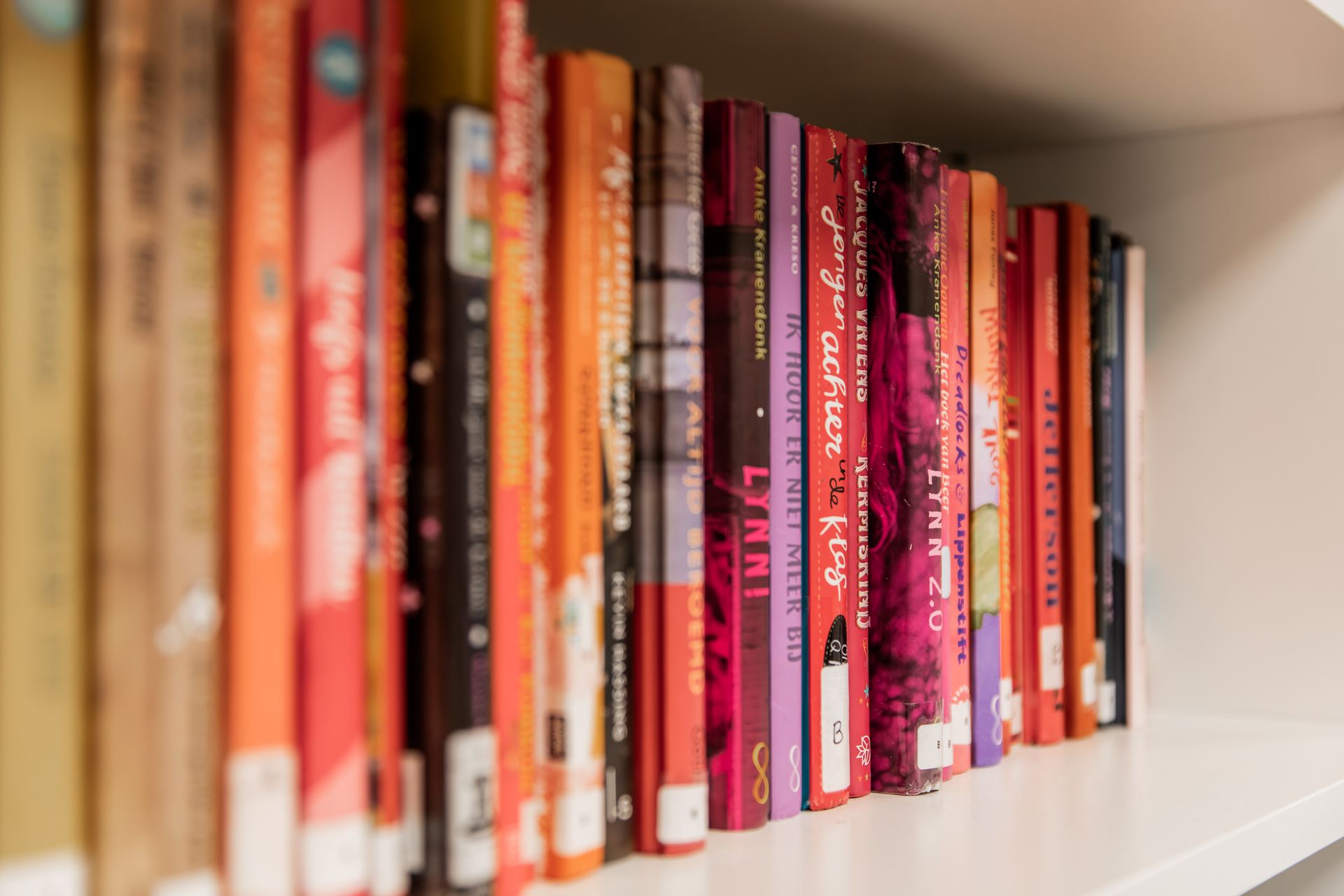 Een rij kleurrijke leesboeken in de boekenkast