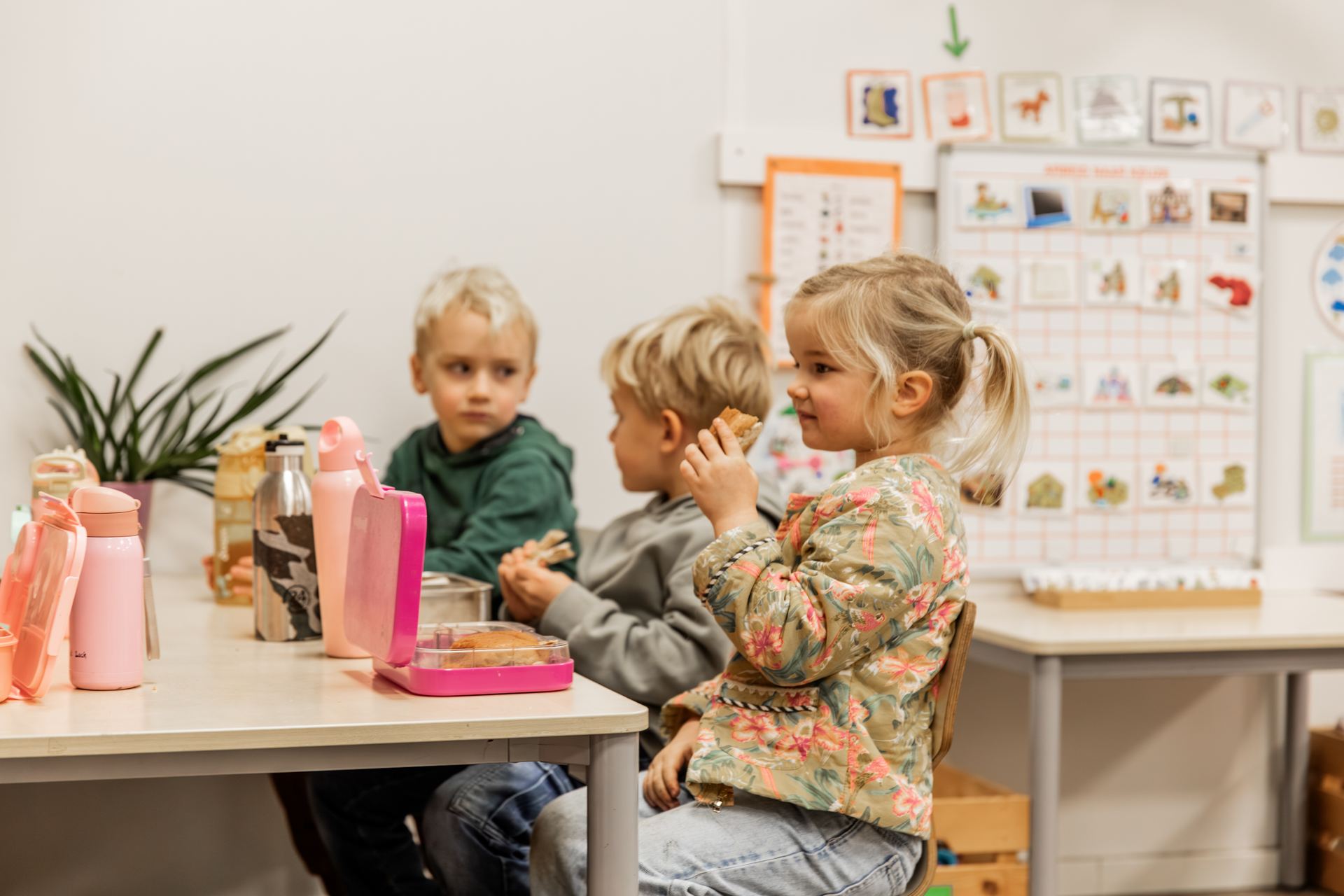 Kinderen eten samen hun lunch aan tafel in de klas