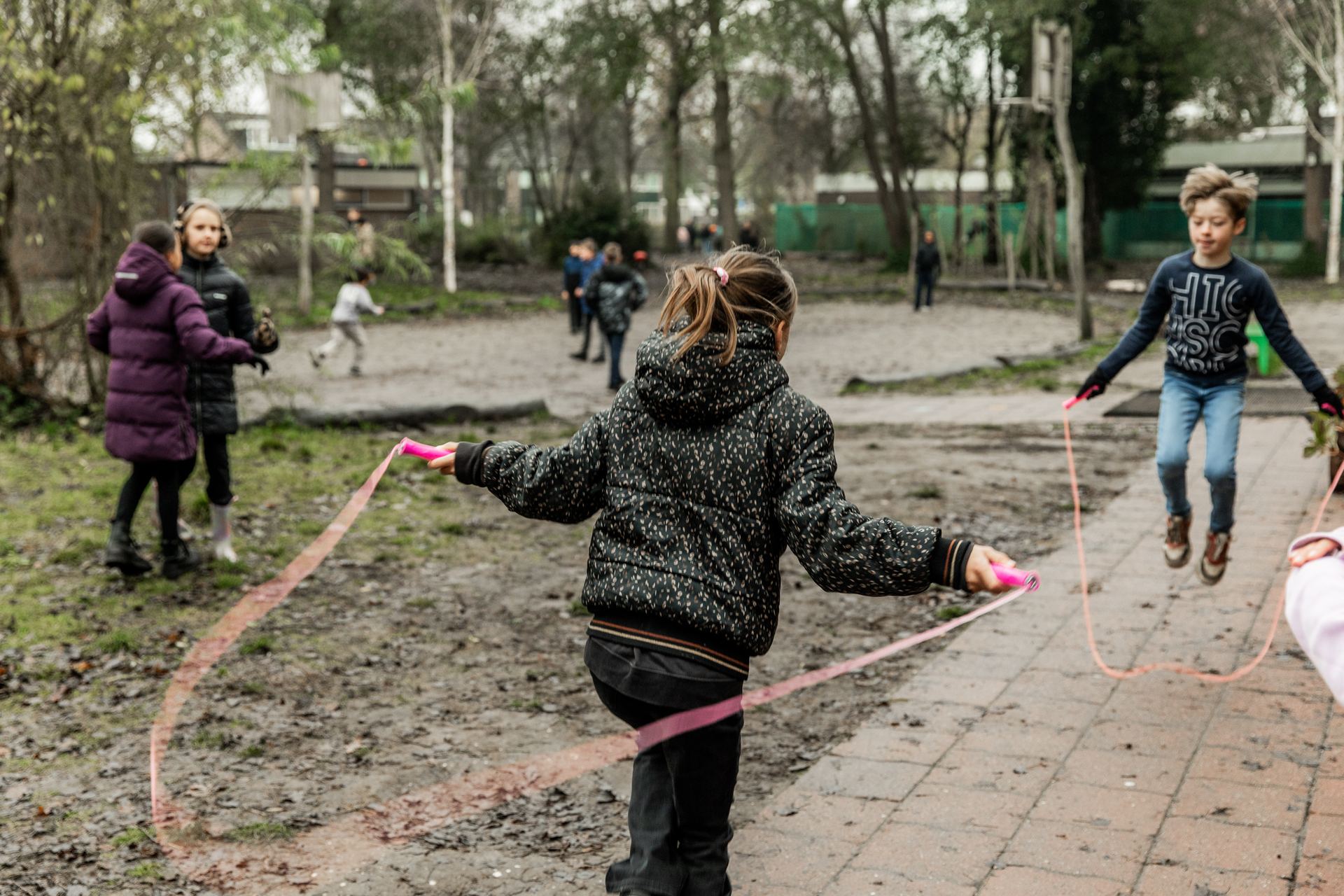Kinderen springen touwtje op het plein