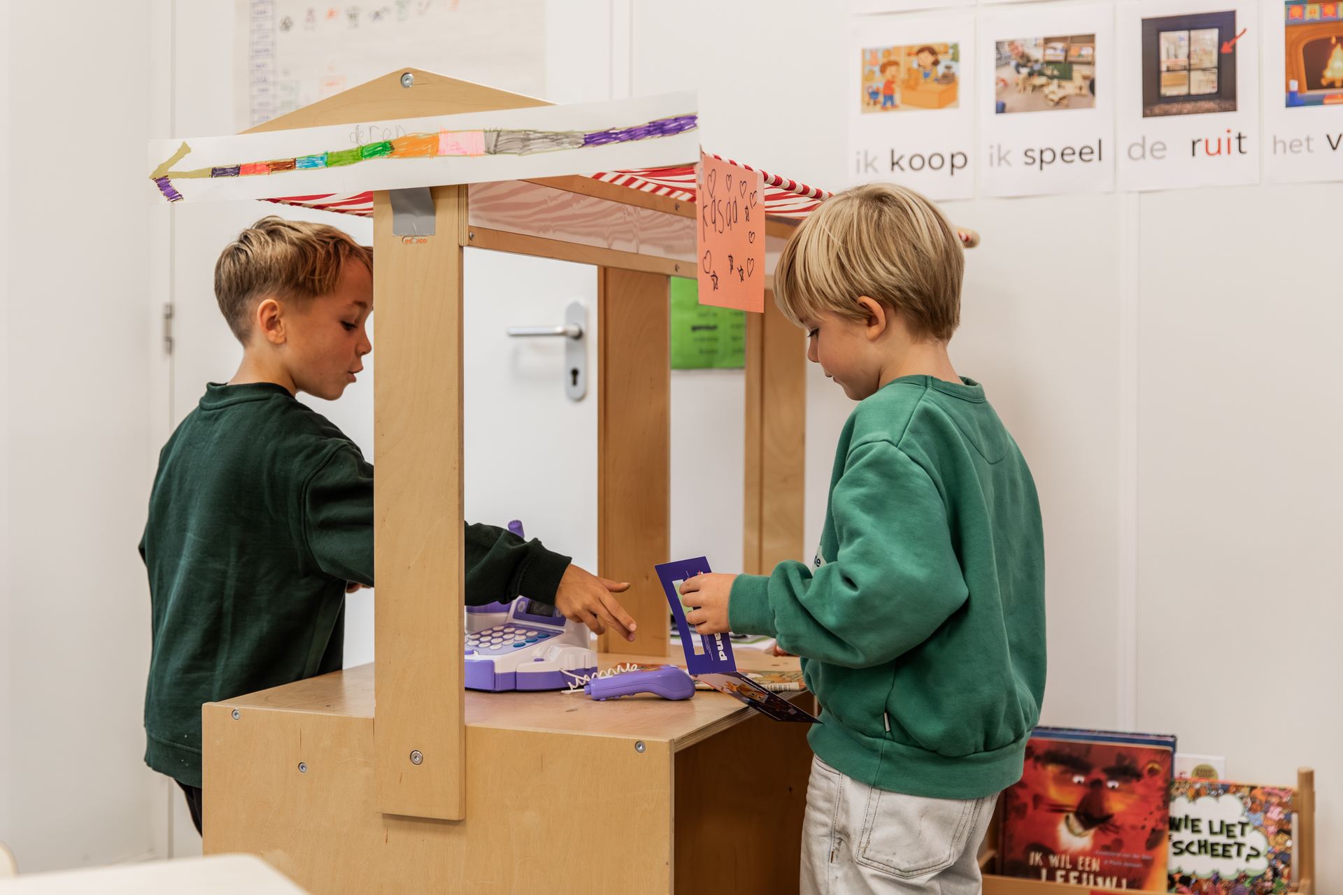 Twee jongens spelen winkeltje in de klas